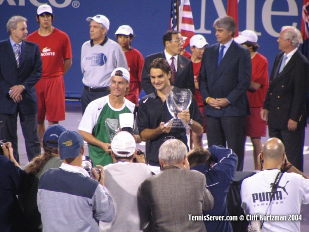 Tennis - Runner-up Lleyton Hewitt (left) and Champion Roger Federer with trophies