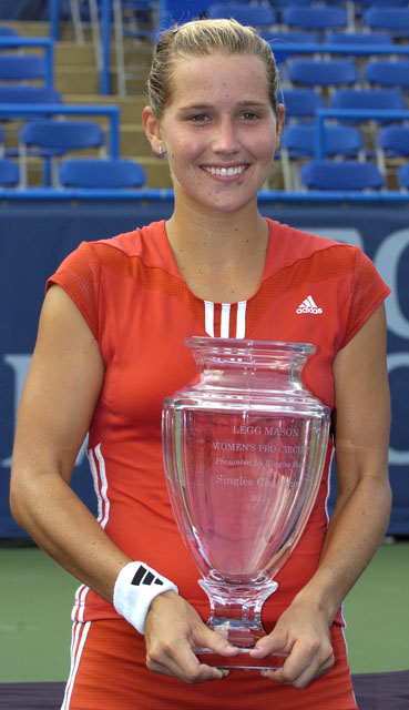 http://www.tennisserver.com/lines/images/lines_05_08_09/Harkleroad.Trophy.jpg